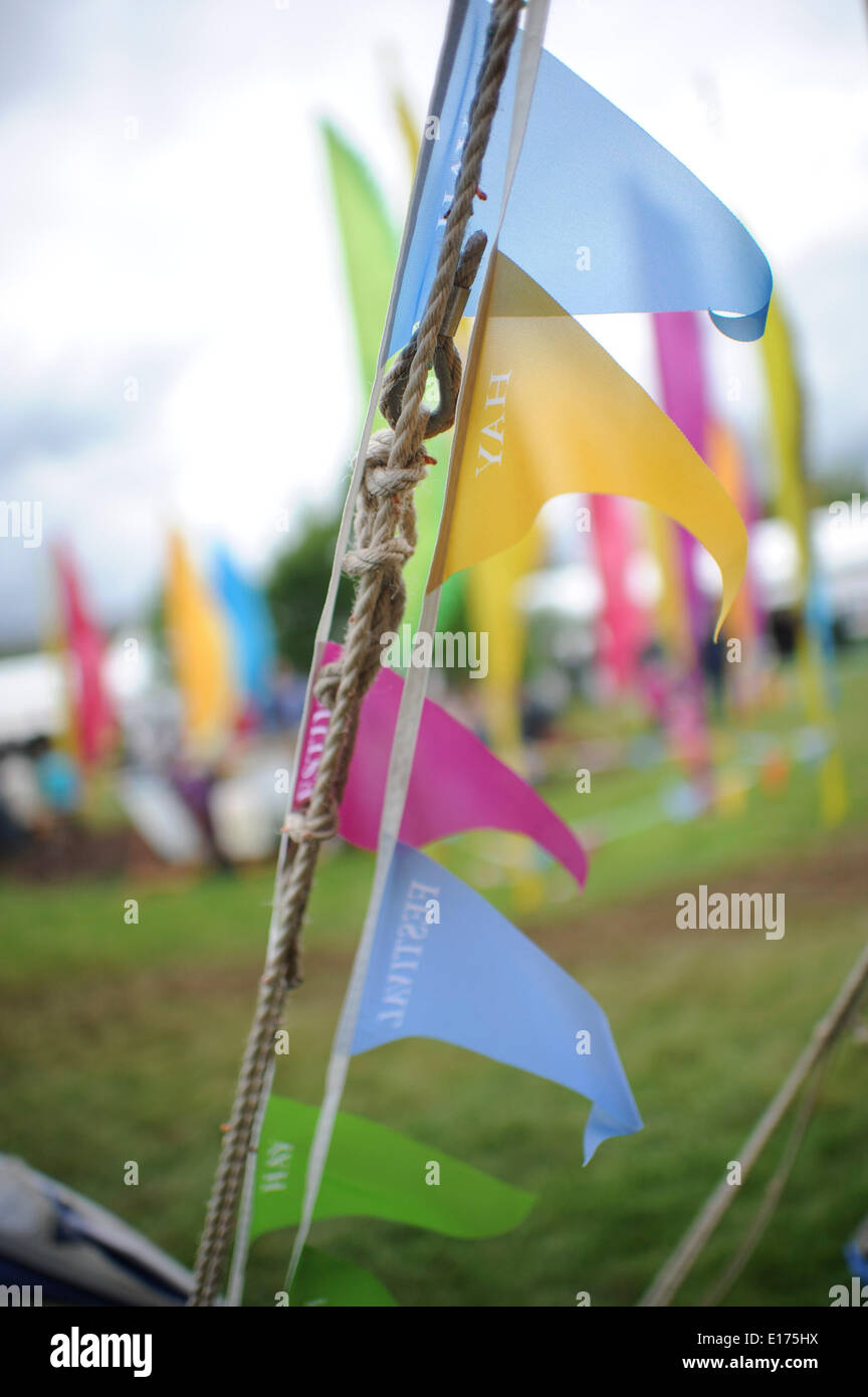 Hay-on-Wye, au Pays de Galles UK, dimanche 25 mai 2014 Des milliers de personnes se rendent sur le Hay on Wye le quatrième jour du Daily Telegraph 2014 Festival de littérature de Hay, le Pays de Galles UK Crédit photo : Keith morris/Alamy Live News Banque D'Images
