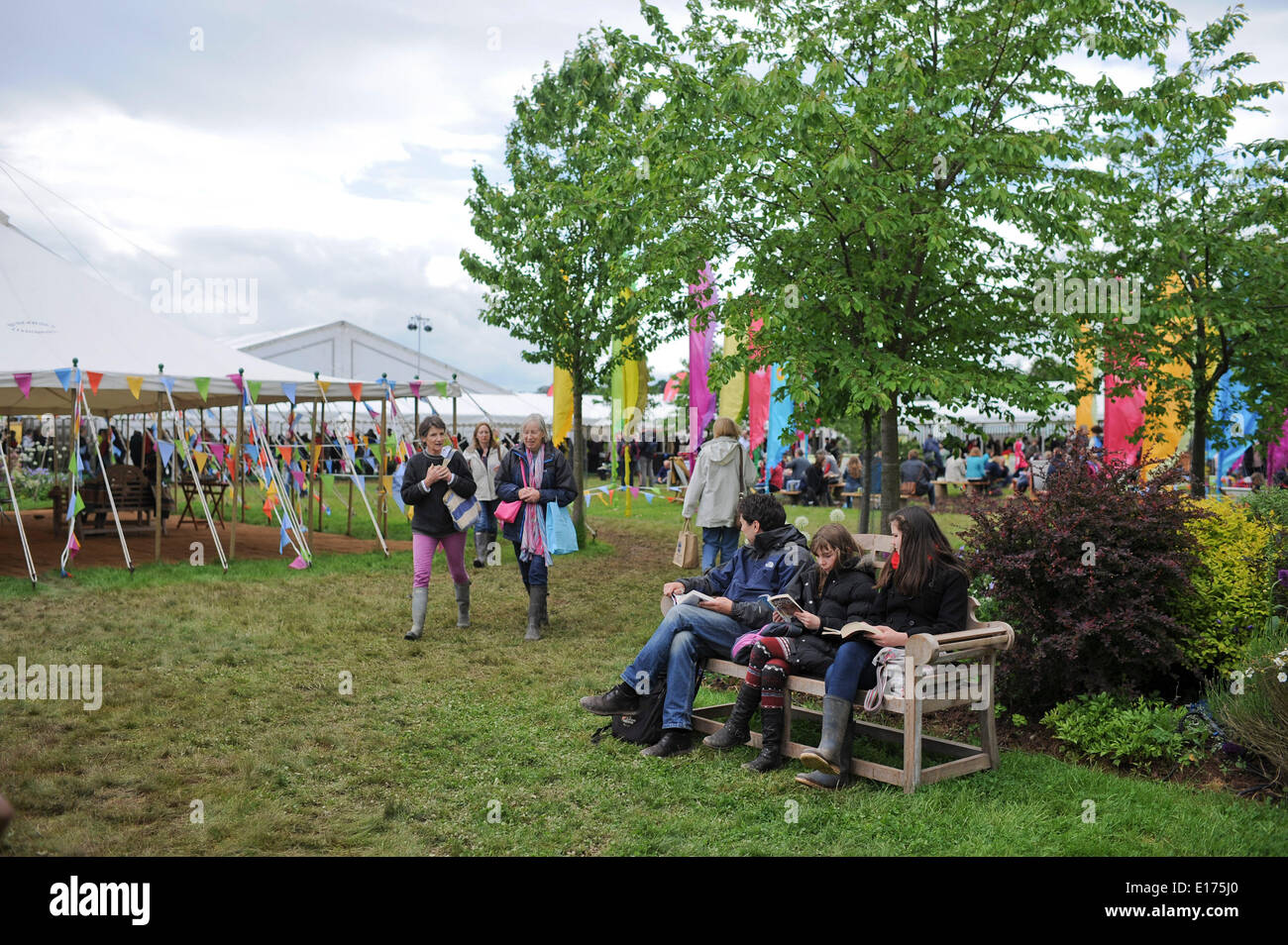 Hay-on-Wye, au Pays de Galles UK, dimanche 25 mai 2014 Des milliers de personnes se rendent sur le Hay on Wye le quatrième jour du Daily Telegraph 2014 Festival de littérature de Hay, le Pays de Galles UK Crédit photo : Keith morris/Alamy Live News Banque D'Images