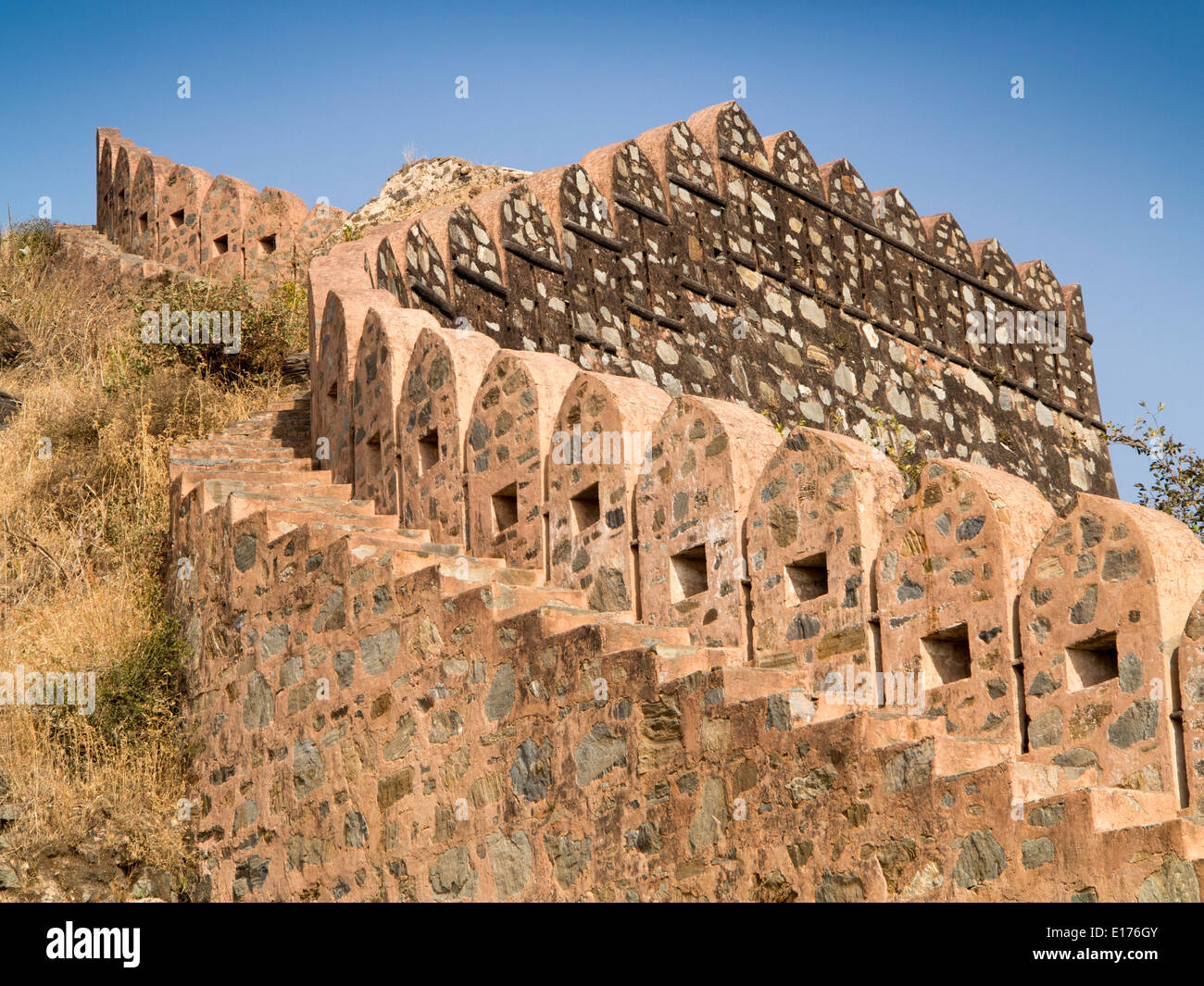 L'Inde, Rajasthan, Rajsamand, fort de Kumbhalgarh, murs fortifiés Banque D'Images
