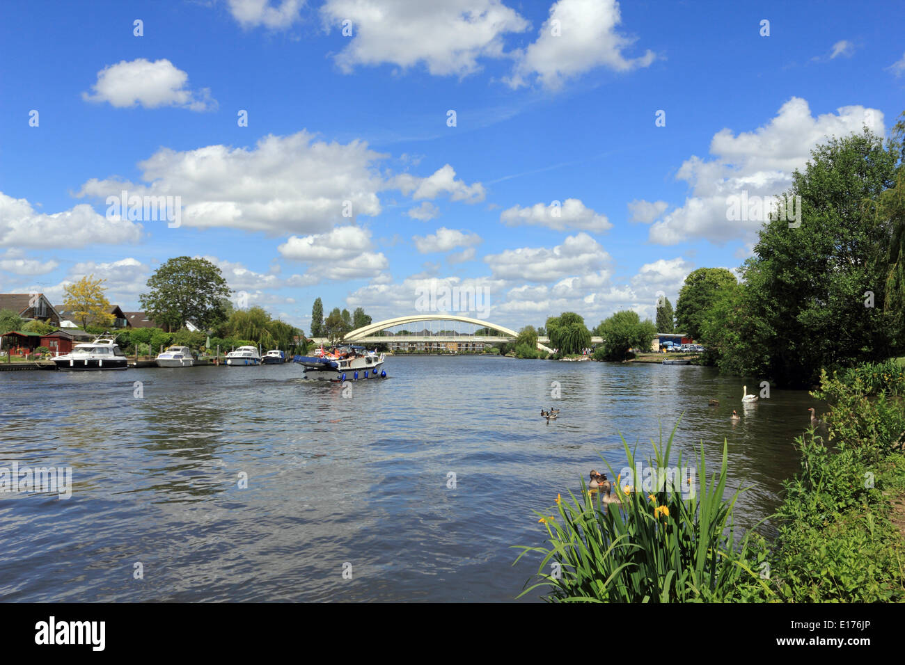 Walton Bridge, Surrey, Angleterre, Royaume-Uni. 25 mai 2014. Walton pont a été décerné cette semaine le prix communautaire pour "donner une valeur réelle à la communauté" de l'Institution of Civil Engineers. Il a été le premier nouveau franchissement routier de la Tamise à 20 ans et a été construit par les entrepreneurs Atkins et Costain. Il a ouvert ses portes dans les délais et le budget en juillet 2013. Credit : Julia Gavin/Alamy Live News Banque D'Images