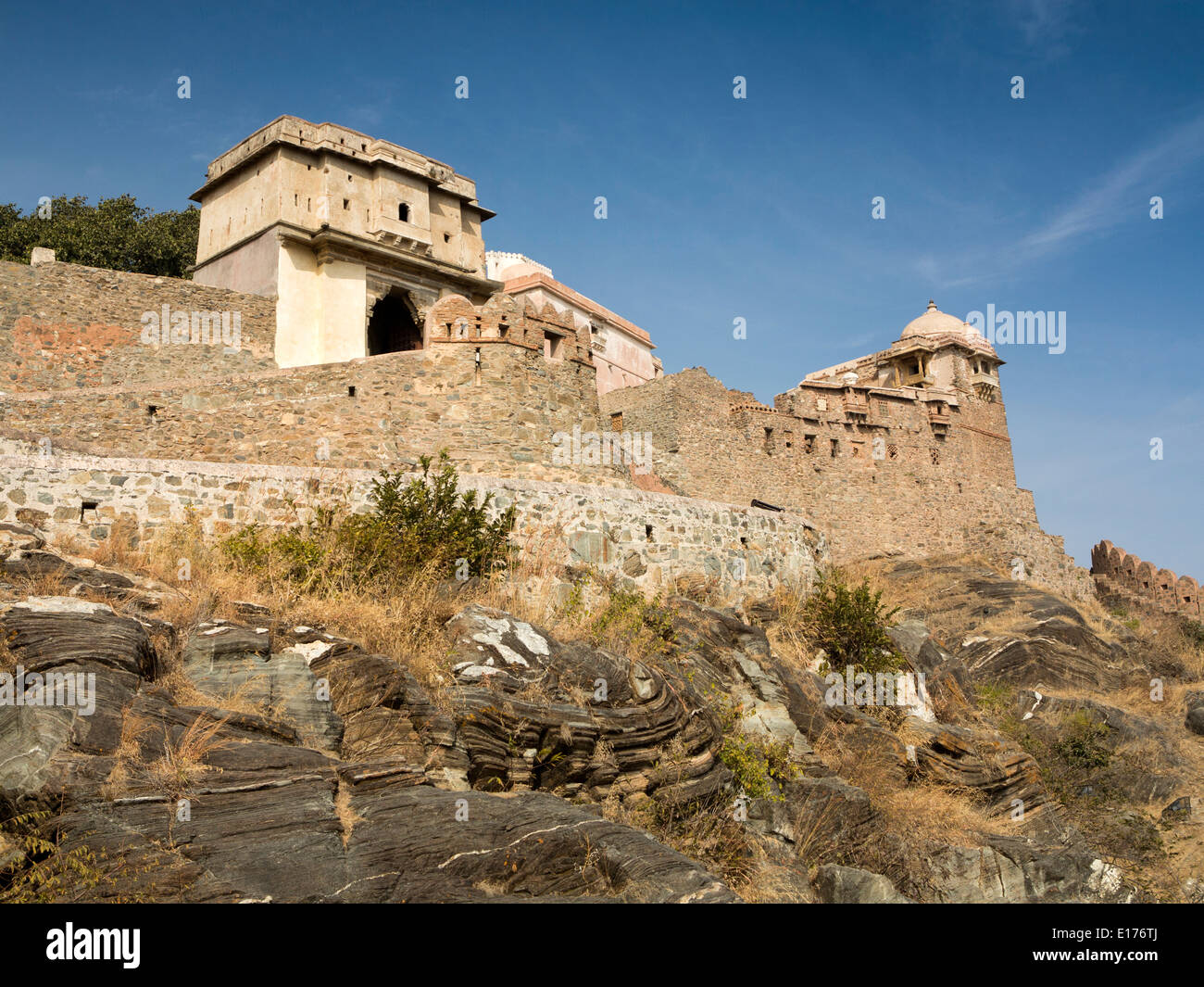 L'Inde, Rajasthan, Rajsamand, fort de Kumbhalgarh, Chougan Pol gate au-dessus des murailles fortifiées Banque D'Images