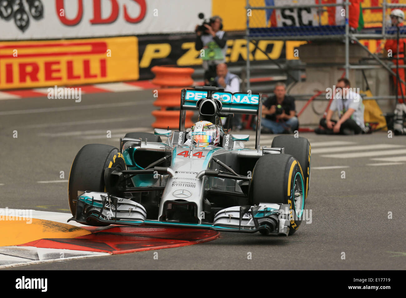 Monte Carlo, Monaco. 25 mai, 2014. F1 Grand Prix de Monaco. Lewis Hamilton conduit sa Mercedes AMG Petronas F1 W05 à la deuxième place derrière son coéquipier Nico Rosberg : Action Crédit Plus Sport/Alamy Live News Banque D'Images