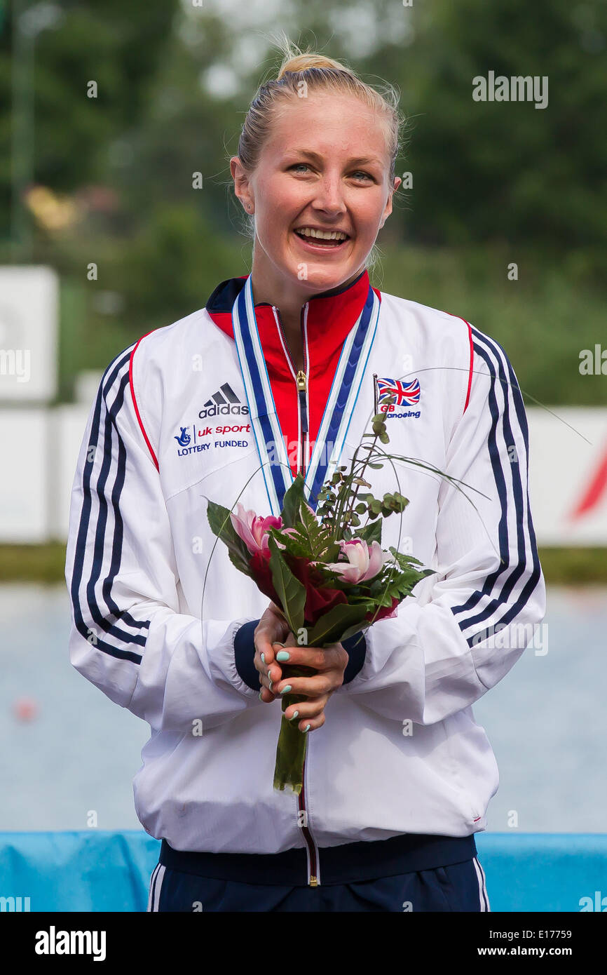 Szeged, Hongrie. 25 mai, 2014. Lani médaillé d'or de la Grande-Bretagne Belcher assiste à la cérémonie de K1 5000m femmes lors de la finale 2014 sprint en canoë et Paracanoe Coupe du Monde à Szeged (Hongrie), le 25 mai 2014. Lani Belcher a remporté l'or avec un temps de 22 minutes et 22,671 secondes. Credit : Attila Volgyi/Xinhua/Alamy Live News Banque D'Images