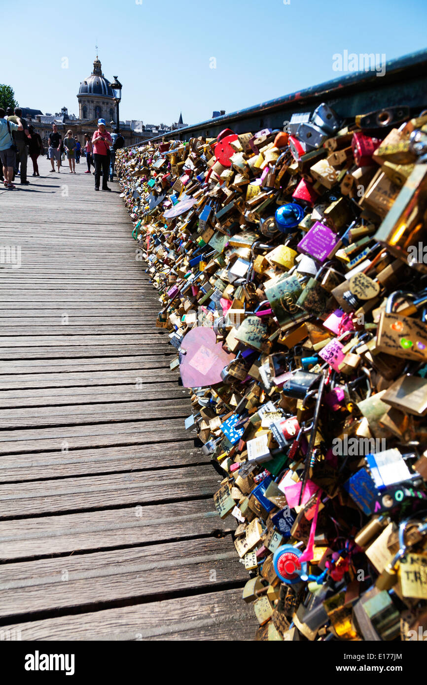 Du Pont des Arts à Paris Love locks serrures souhaite comme souvenirs touristiques gauche par un grand nombre de cadenas amour ornent Banque D'Images