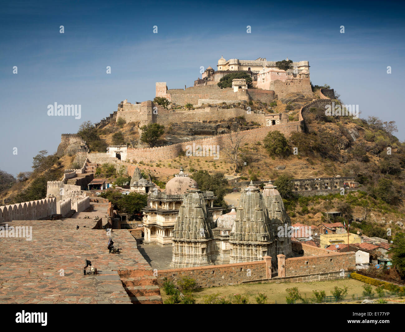 L'Inde, Rajasthan, Rajsamand, Parsvanatha temple ci-dessous Fort de Kumbhalgarh Banque D'Images