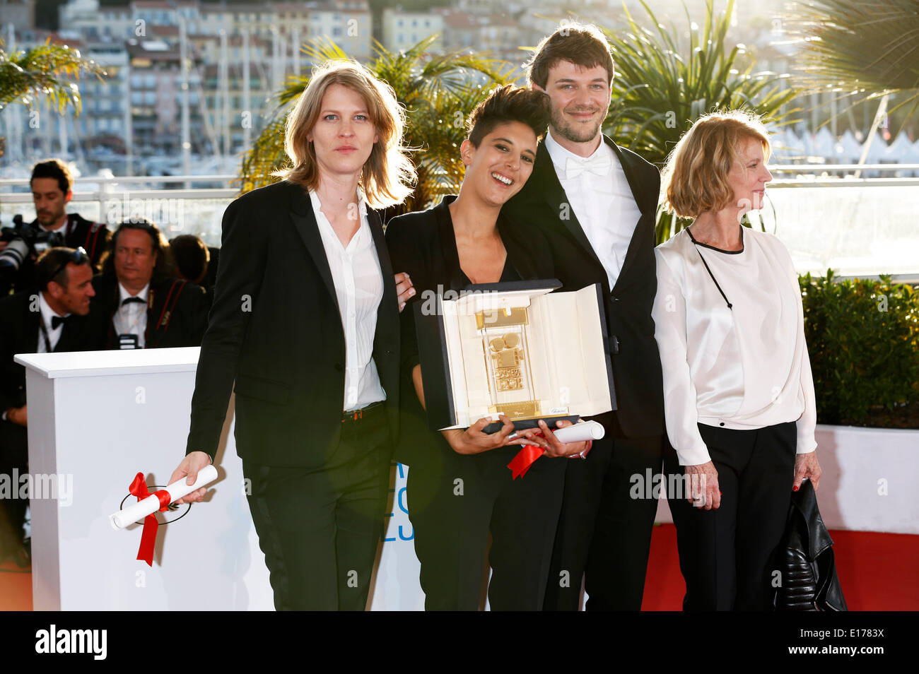 Administration Claire Burger, Marie Amachoukeli-Barsacq, Samuel Theis et Nicole Garcia posent avec la caméra d'or qu'ils ont gagné pour leur film 'Party Girl' pendant la photocall avec le gagnant des prix à la 67ème Festival du Film de Cannes le 24 mai 2014 Banque D'Images