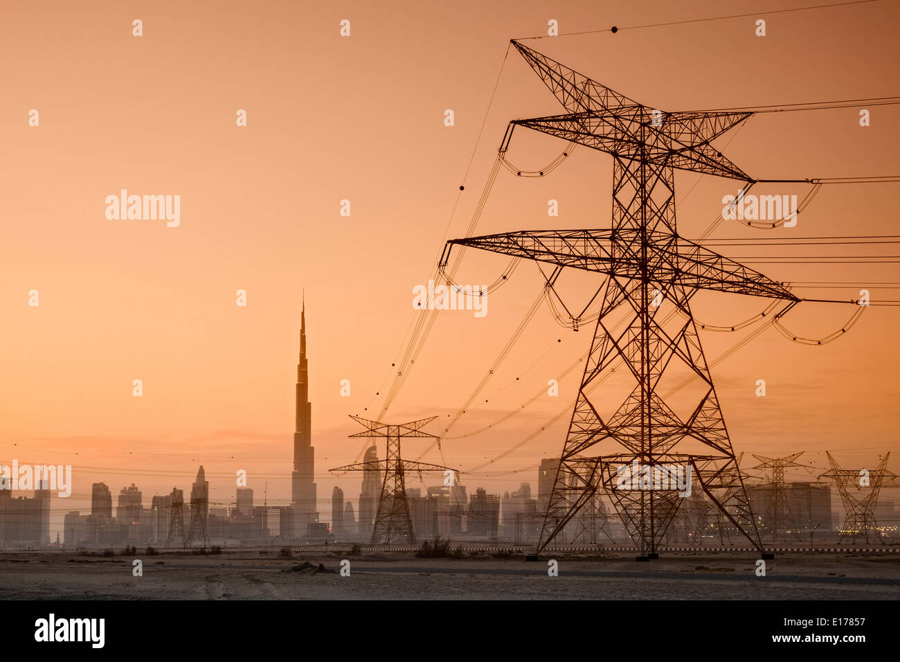 Lignes de transport d'électricité et les pylônes et skyline at Dusk à Dubaï Émirats Arabes Unis Banque D'Images