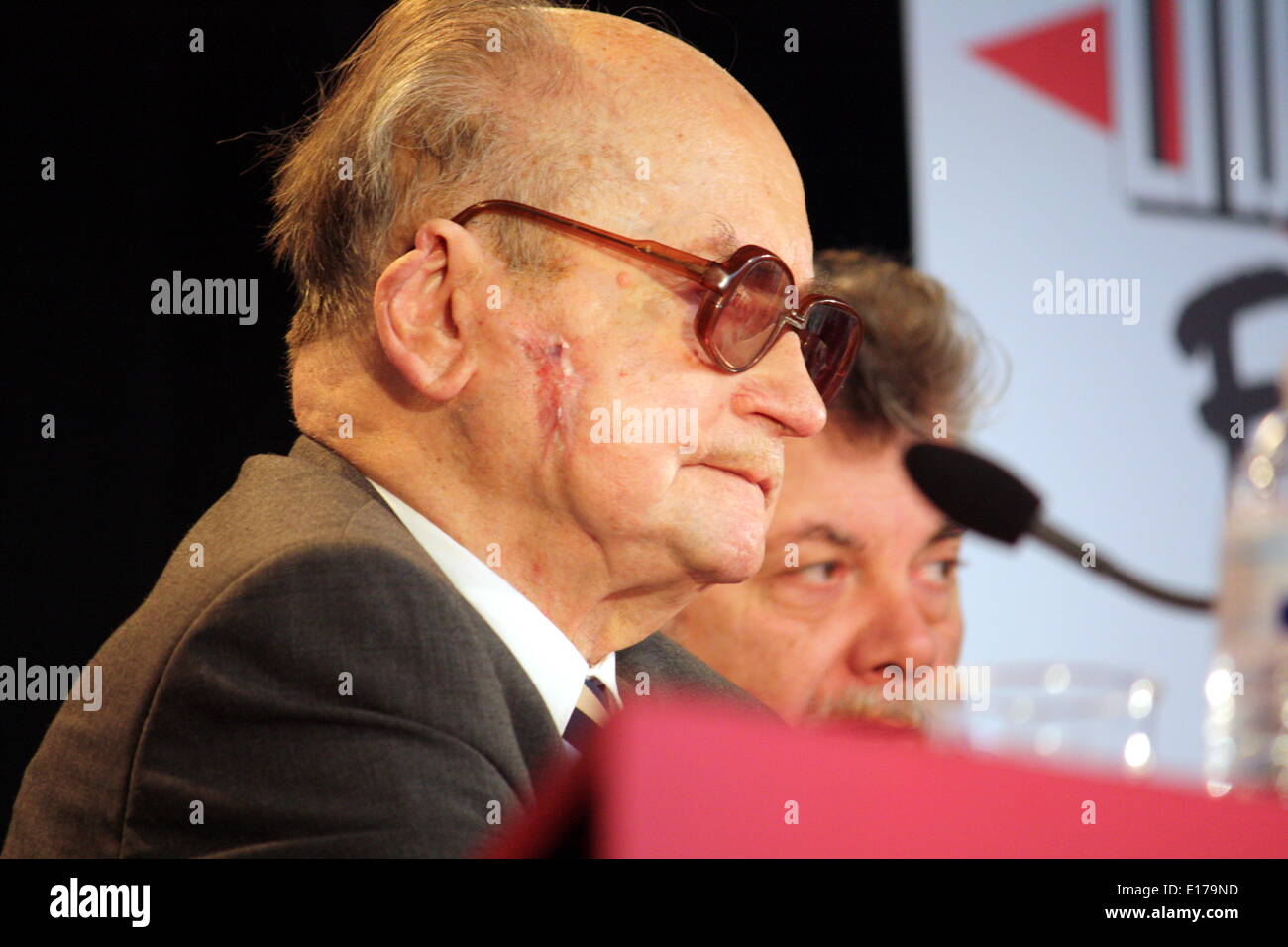 PIX FICHIER : Décès de l'ancien Président polonais et Wojciech Jaruzelski, ici au cours d'une réunion du journal français Libération en 2009, Lyon, Rhône, Rhône-Alpes, France. Credit : Thibaut/Alamy Live News Banque D'Images