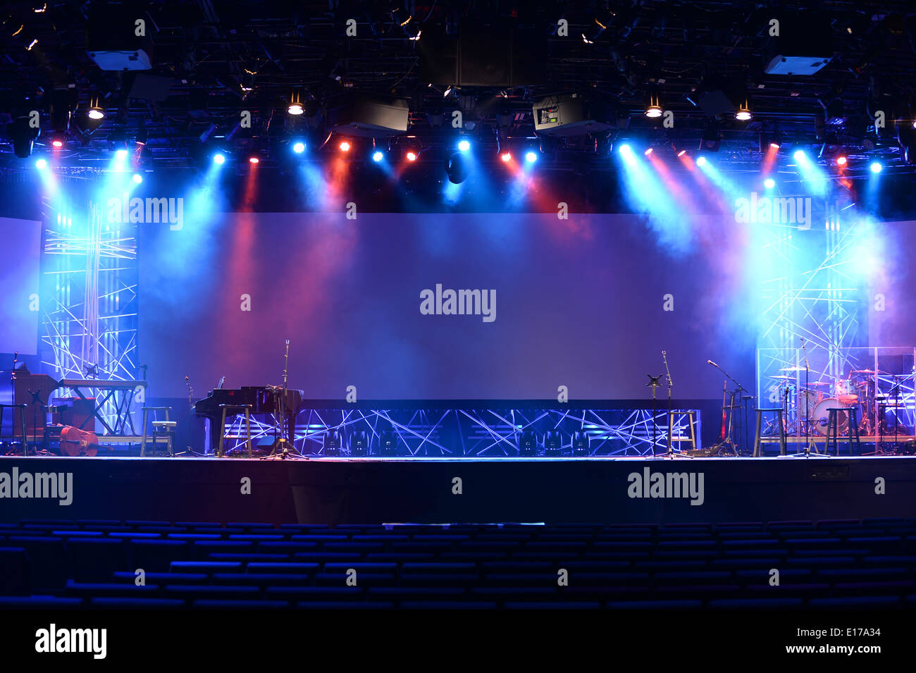 Stage lights avant les concerts avec des instruments de musique Banque D'Images