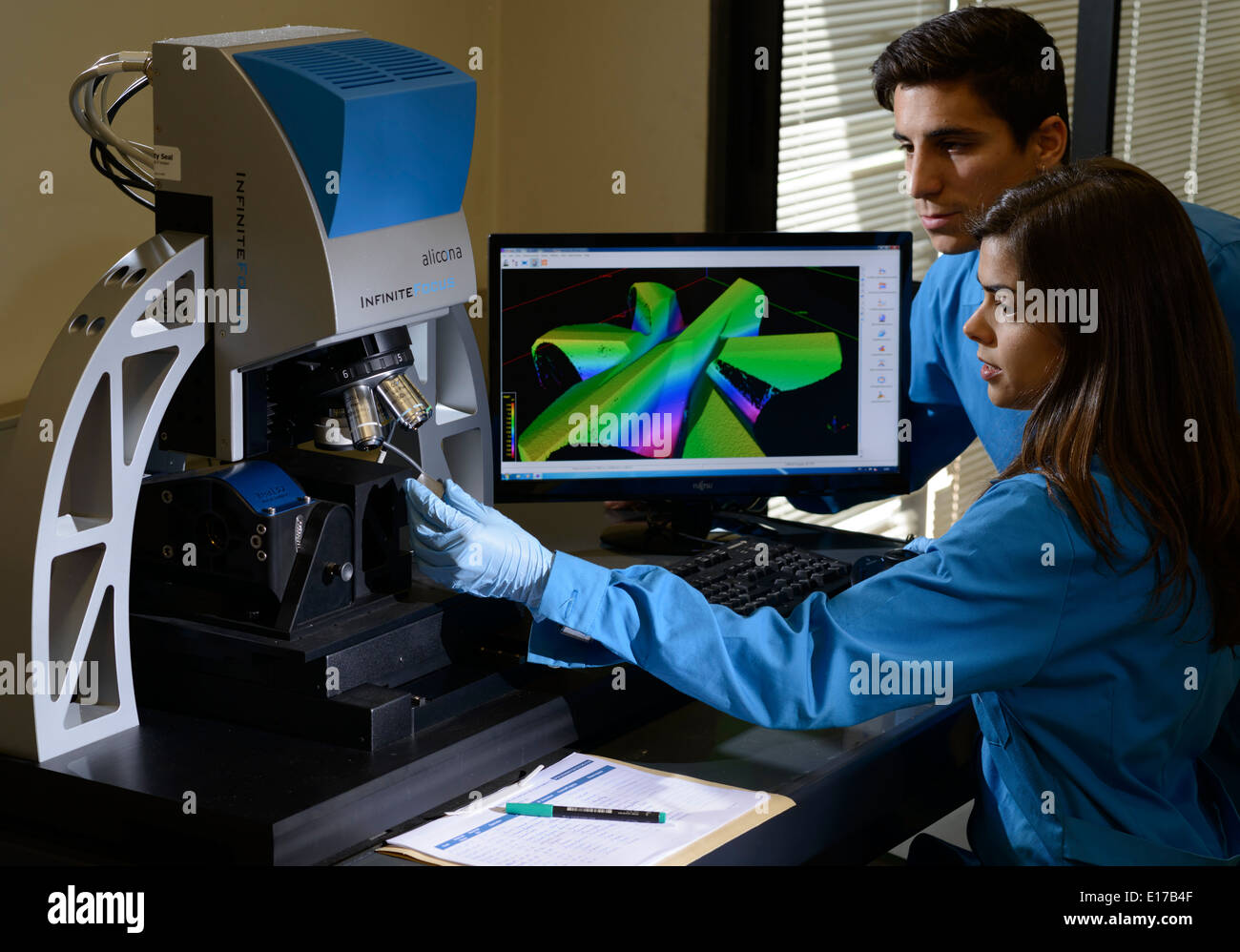 Les scientifiques à l'aide d'une surface 3D InfiniteFocus Alicona appareil de mesure Banque D'Images