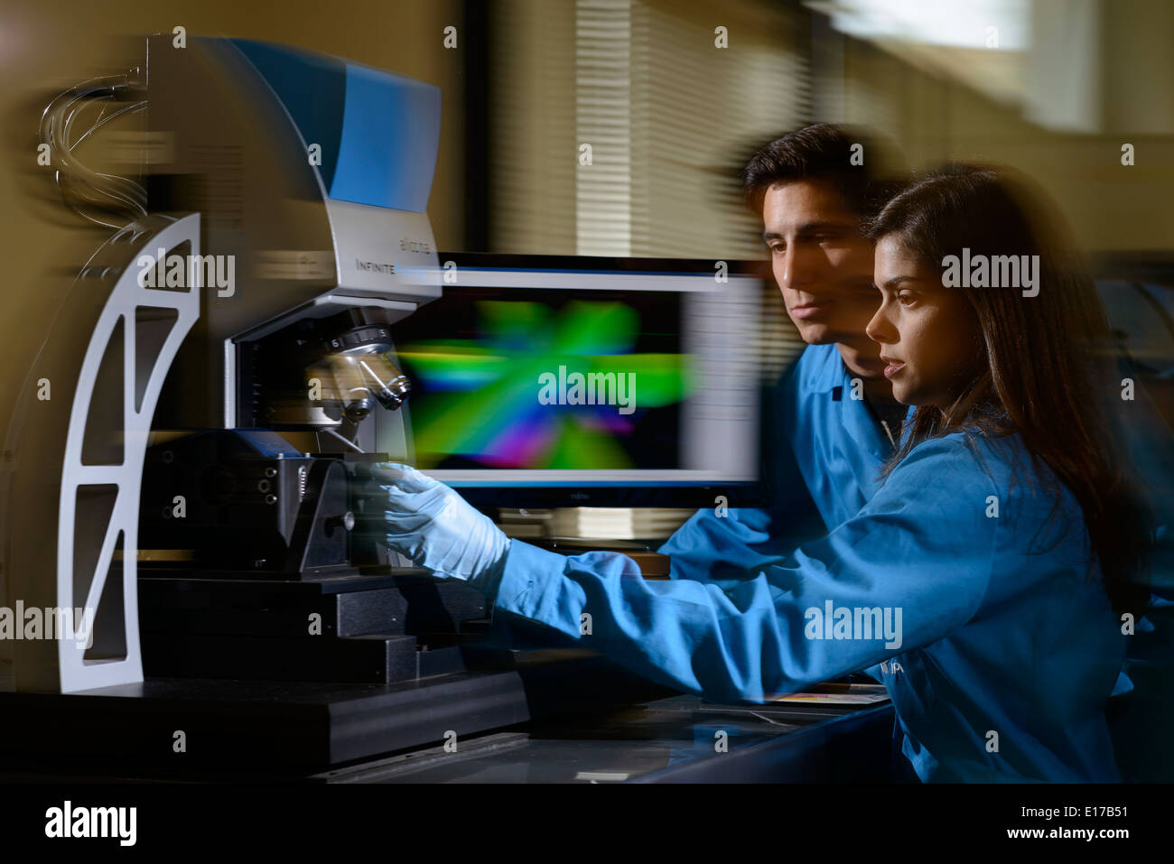 Les scientifiques à l'aide d'une surface 3D InfiniteFocus Alicona appareil de mesure Banque D'Images