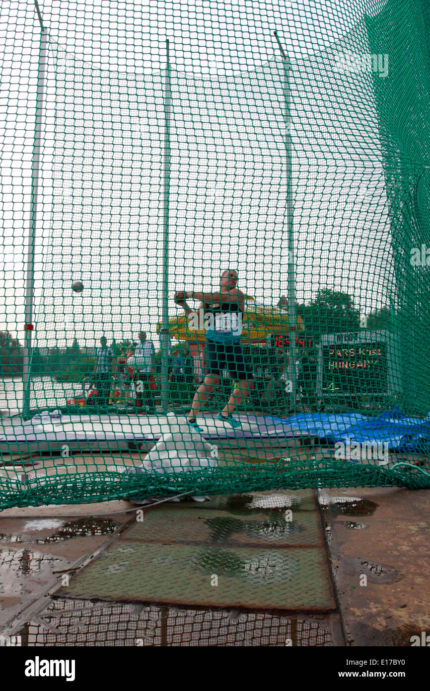 Wroclaw, Pologne. 24 mai, 2014. Champion olympique du marteau Krisztian Pars (HUN) participe avec plusieurs médaillés olympiques en concurrence inhabituelle en lancer du disque lancer du marteau et du chaland sur l'Odra (Oder pendant l'événement de la coupe à Wroclaw, en Pologne, le samedi, 24 mai, 2014. Credit : Piotr Zajac/Alamy Live News Banque D'Images