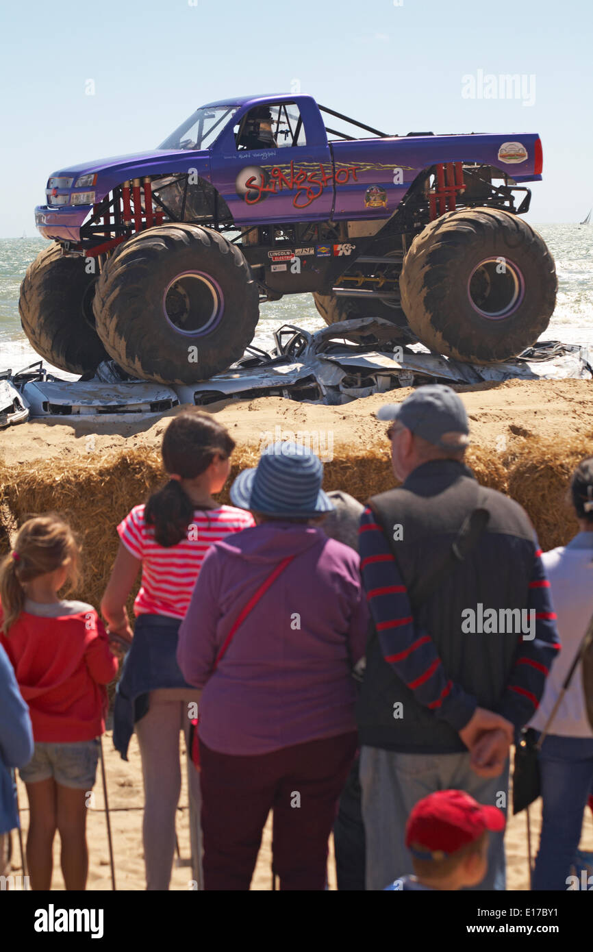 Concasseur de voiture ! Slingshot écrase des voitures - monster truck le deuxième jour de la toute première Roues Bournemouth Festival en mai à Bournemouth, Dorset UK. Credit : Carolyn Jenkins/Alamy Live News. Banque D'Images