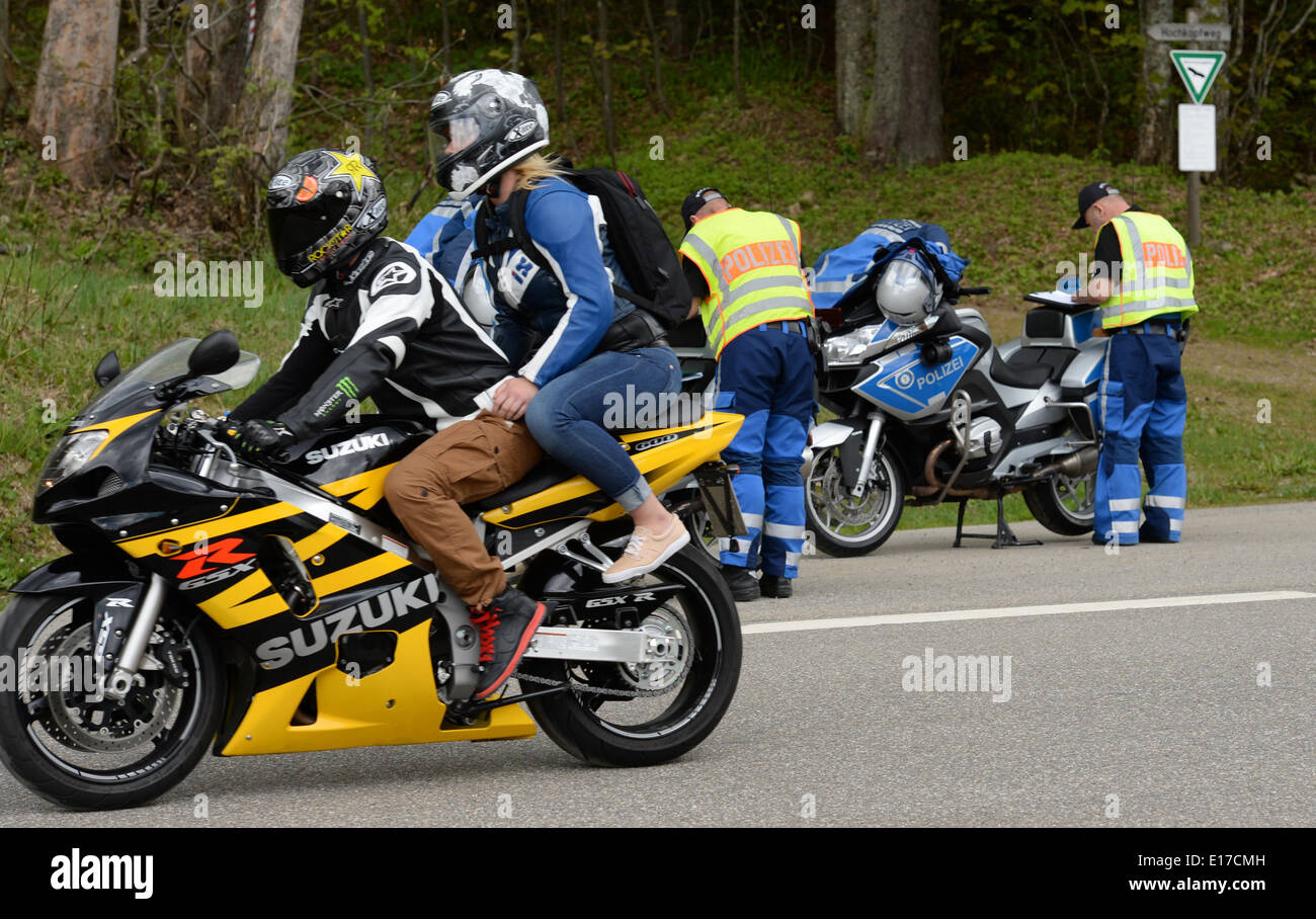 La police lors d'une commande de moto sur le Feldberg en Forêt-Noire,  Allemagne, 18 mai 2014. Après une augmentation marquée de l'accident de moto  mortel, de la police de Freiburg ont des