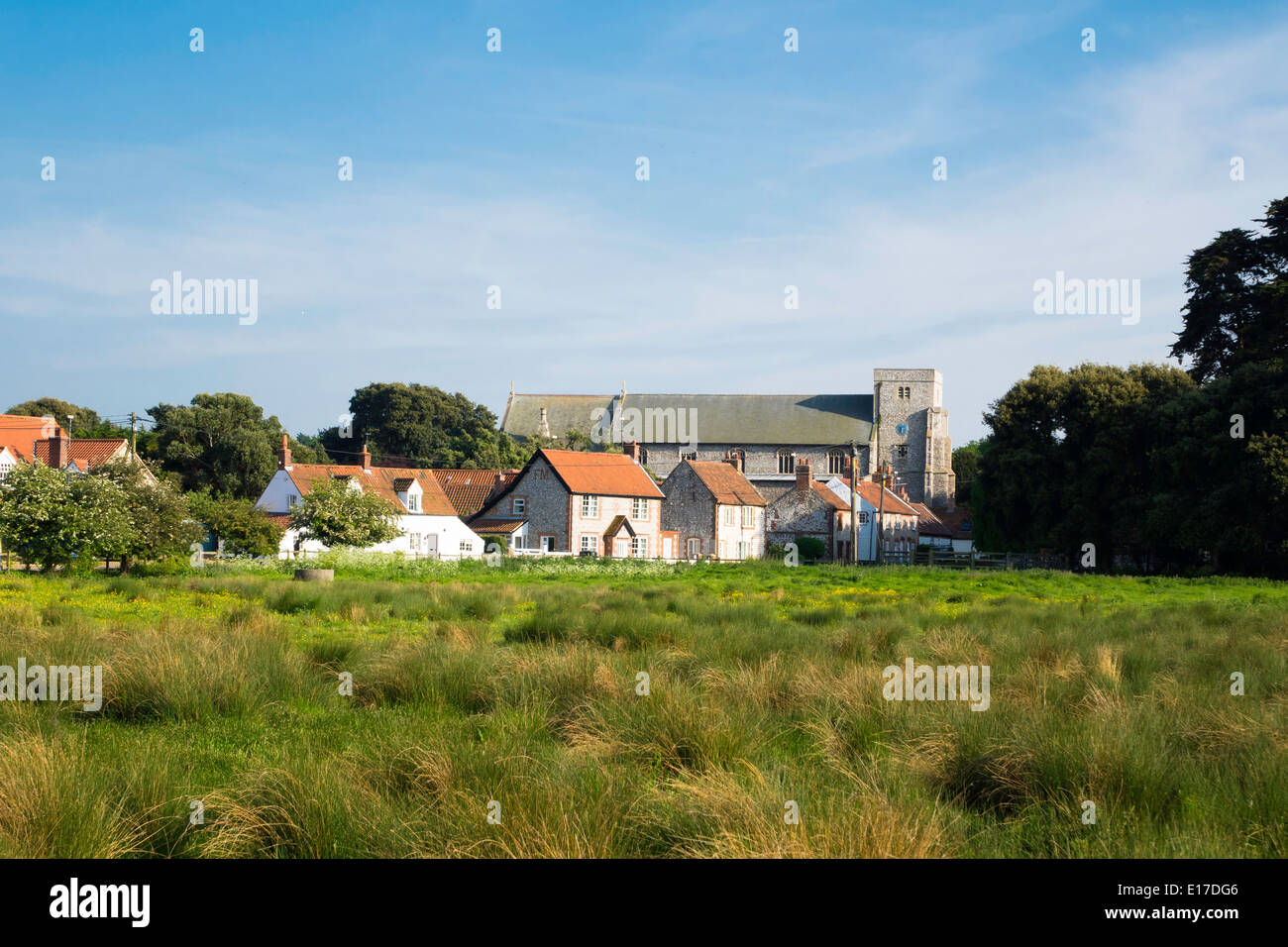 Le village de Thornham dans North Norfolk UK avec l'église All Saints vu de l'ensemble des marais salants Banque D'Images