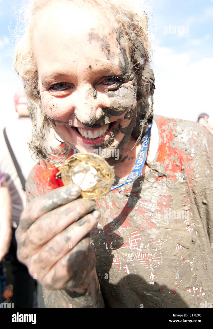 London, UK. 25 mai, 2014. Debbie Douglas ex Towie star montre son Maldon Mud Médaille de la course. UK. Crédit : Tony Yves Gagneux/Alamy Live News Banque D'Images