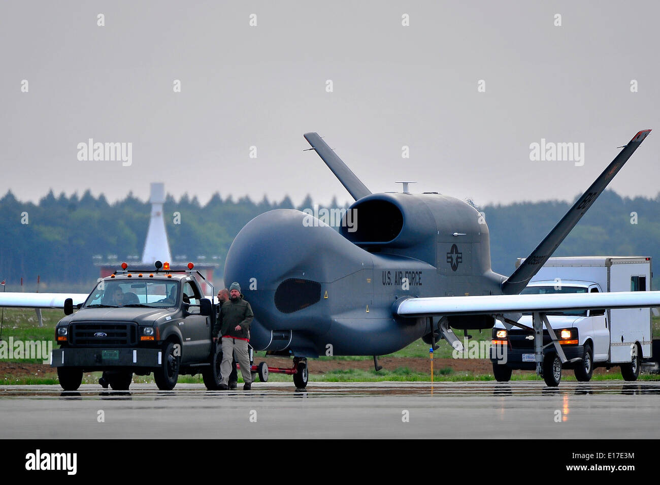 L'US Air Force UN RQ-4 Global Hawk drone aérien sans pilote est remorquée  après l'atterrissage pour la première fois le territoire japonais à Misawa  Air Base 24 mai 2014 à Aomori Prefecture,