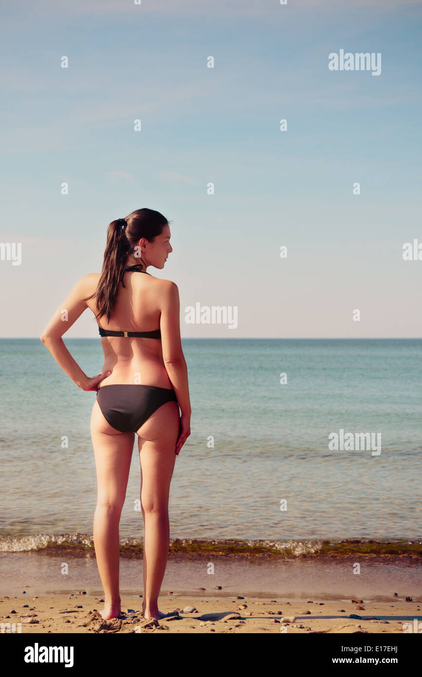 Jeune femme en bikini sur la plage Photo Stock - Alamy