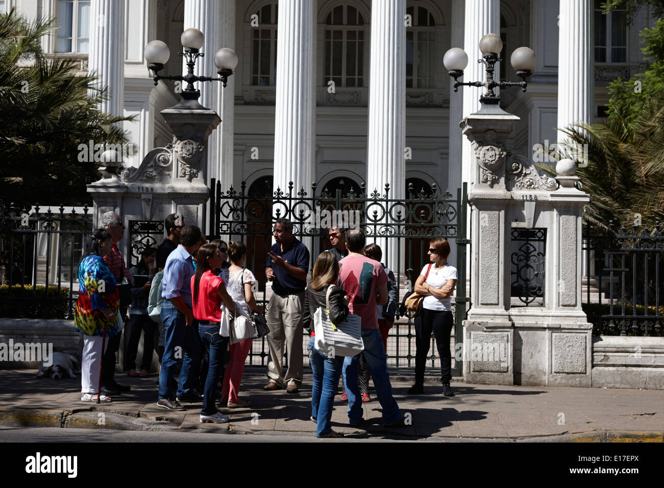 Visite guidée à l'extérieur du groupe de l'ancien bâtiment du congrès national de Santiago du Chili Banque D'Images