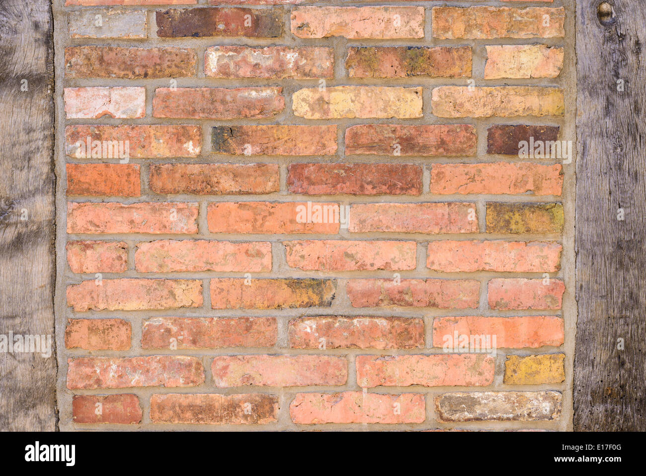 La texture du mur en briques anciennes en bois avec des colonnes Banque D'Images