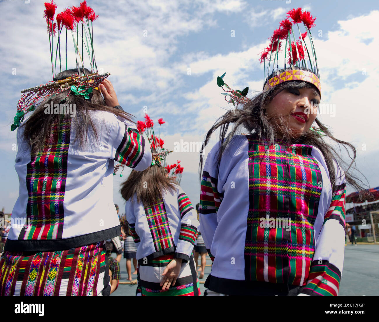 Portrait de jeune fille de la tribu Mizo Chapchar Kut de vêtements traditionnels pour Puanchei festival la danse du bambou. L'Inde Mizoram Banque D'Images