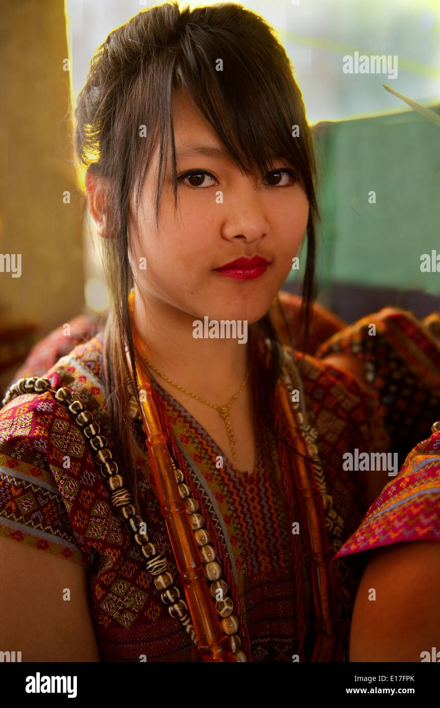 Portrait de personnes à la tribu Mizo Chapchar Kut festival portant des costumes traditionnels pour la danse du bambou. L'Inde Mizoram Banque D'Images