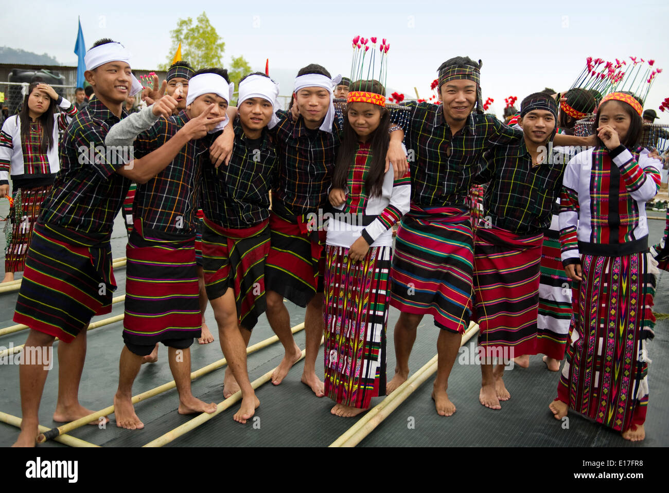 Portrait de personnes à la tribu Mizo Chapchar Kut festival portant des costumes traditionnels pour la danse du bambou. L'Inde Mizoram Banque D'Images