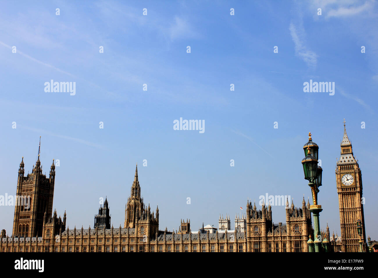 Haut de Big Ben et les chambres du Parlement, big blue sky vide, London, England, UK Banque D'Images