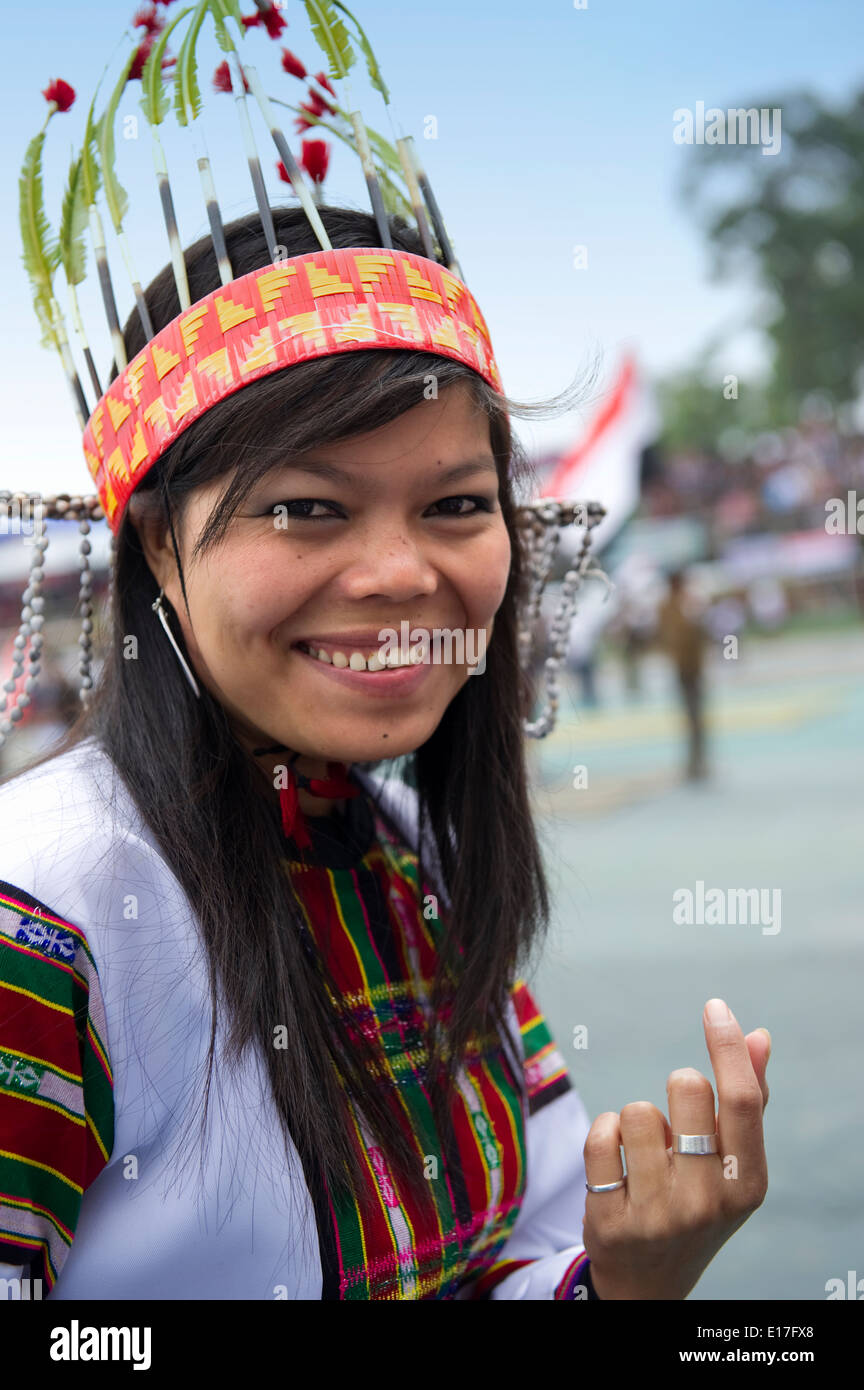 Portrait de personnes à la tribu Mizo Chapchar Kut festival portant des costumes traditionnels pour la danse du bambou. L'Inde Mizoram Banque D'Images