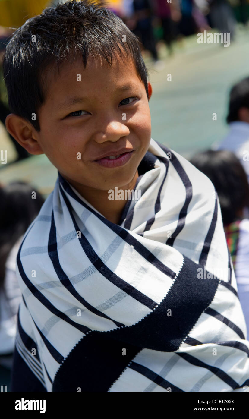 Portrait de personnes à la tribu Mizo Chapchar Kut festival portant des costumes traditionnels pour la danse du bambou. L'Inde Mizoram Banque D'Images