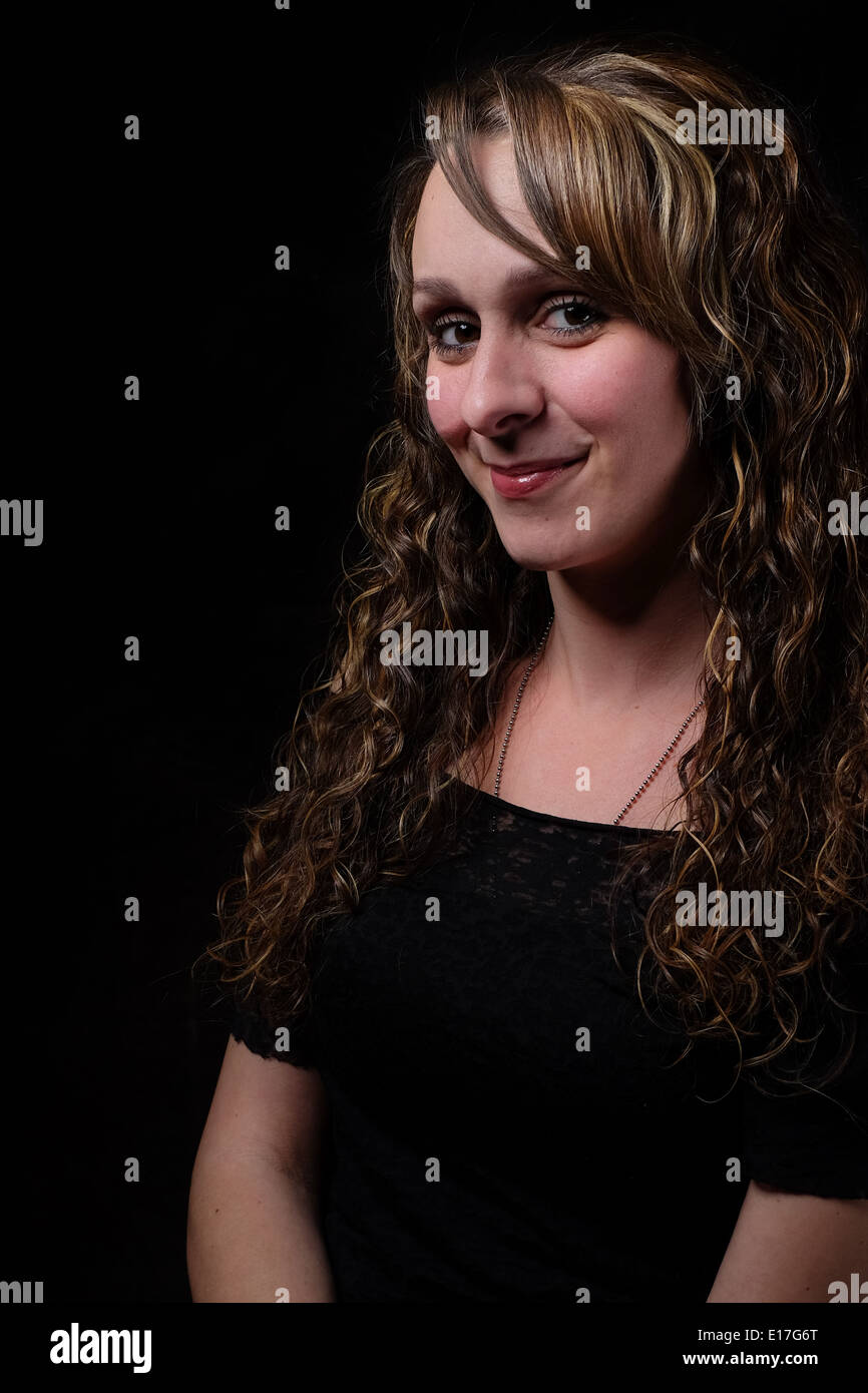 Portrait d'une jeune femme prise en studio Banque D'Images