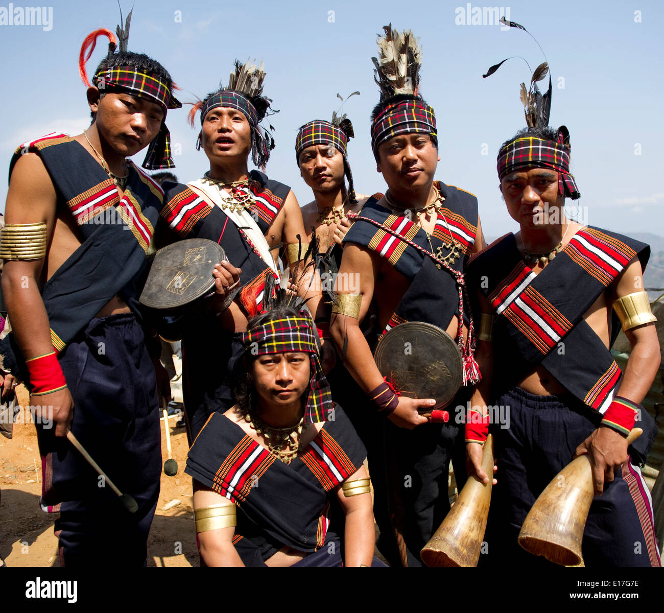 Portrait de personnes à la tribu Mizo Chapchar Kut festival portant des costumes traditionnels pour la danse du bambou. L'Inde Mizoram Banque D'Images