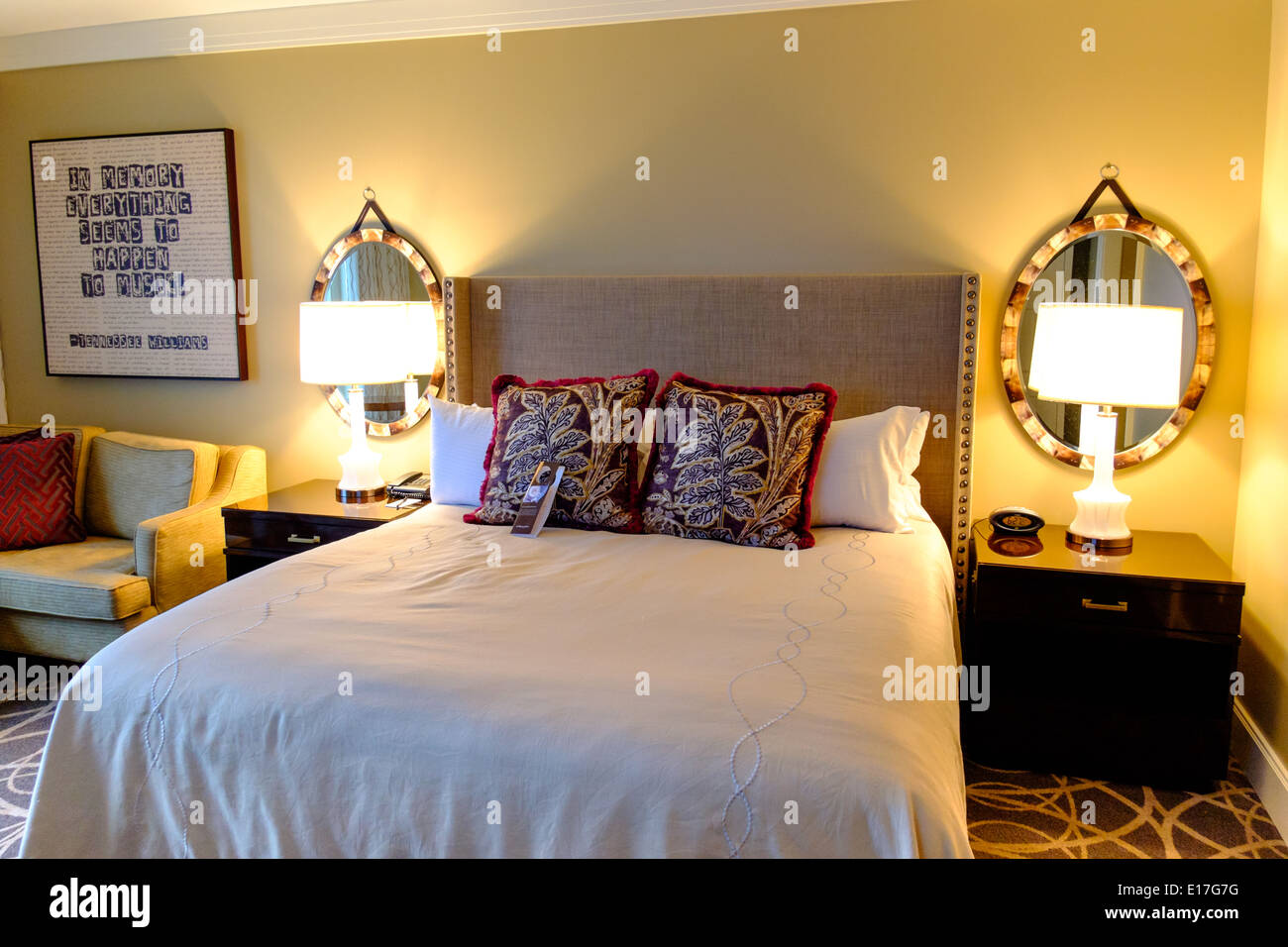 Un grand lit dans une chambre d'hôtel à l'hôtel Omni à Nashville, Tennessee Banque D'Images
