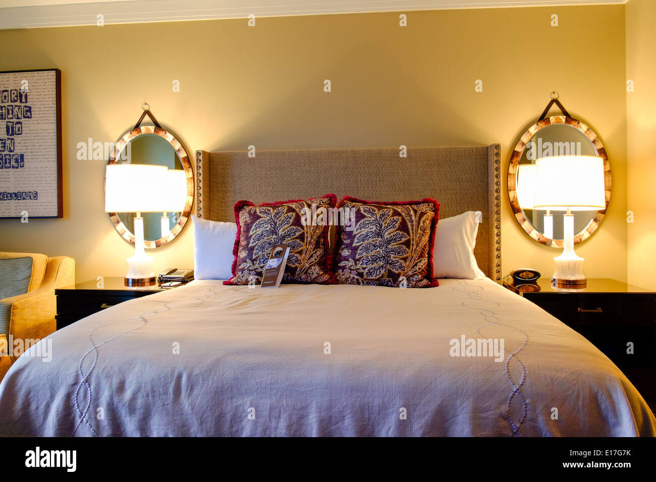 Un grand lit dans une chambre d'hôtel à l'hôtel Omni à Nashville, Tennessee Banque D'Images