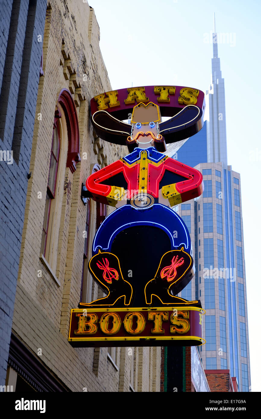 Un chapeau et des bottes en néon dans le sud du district de Broadway de Nashville, Tennessee Banque D'Images