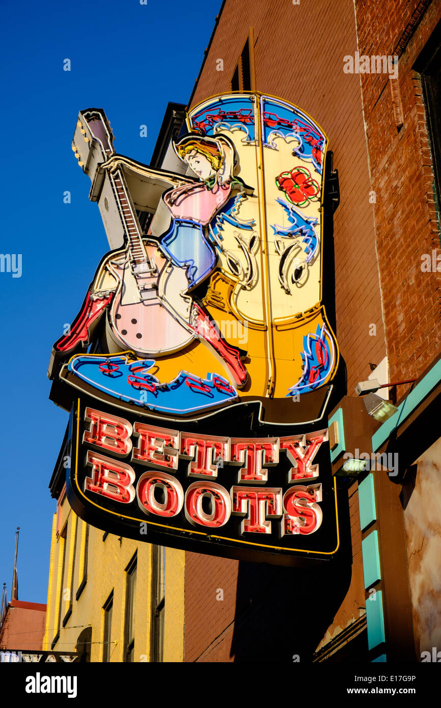 Le Betty Boots en néon sur Broadway inférieur à Nashville, Tennessee Banque D'Images