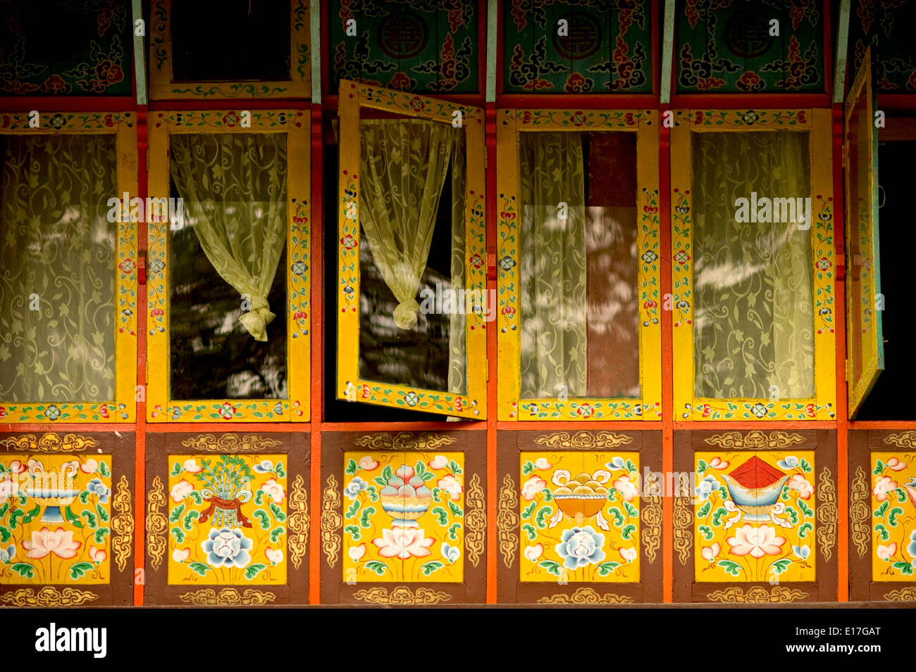 L'art dans l'architecture du monastère bouddhiste dans le Sikkim, Inde - fait main et peint windows Banque D'Images