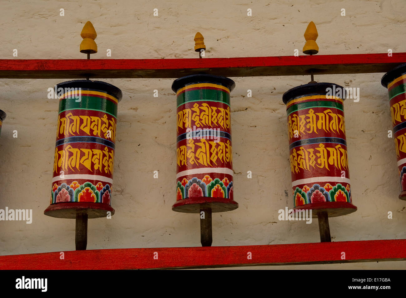 L'art dans l'architecture du monastère Bouddhiste - des roues de prière Banque D'Images