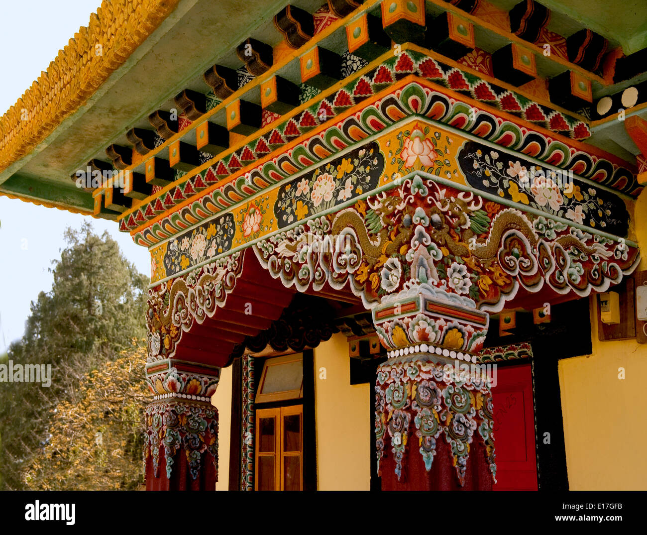 L'art dans l'architecture du monastère bouddhiste dans le Sikkim, Inde - peint à la main et entrée privée Banque D'Images