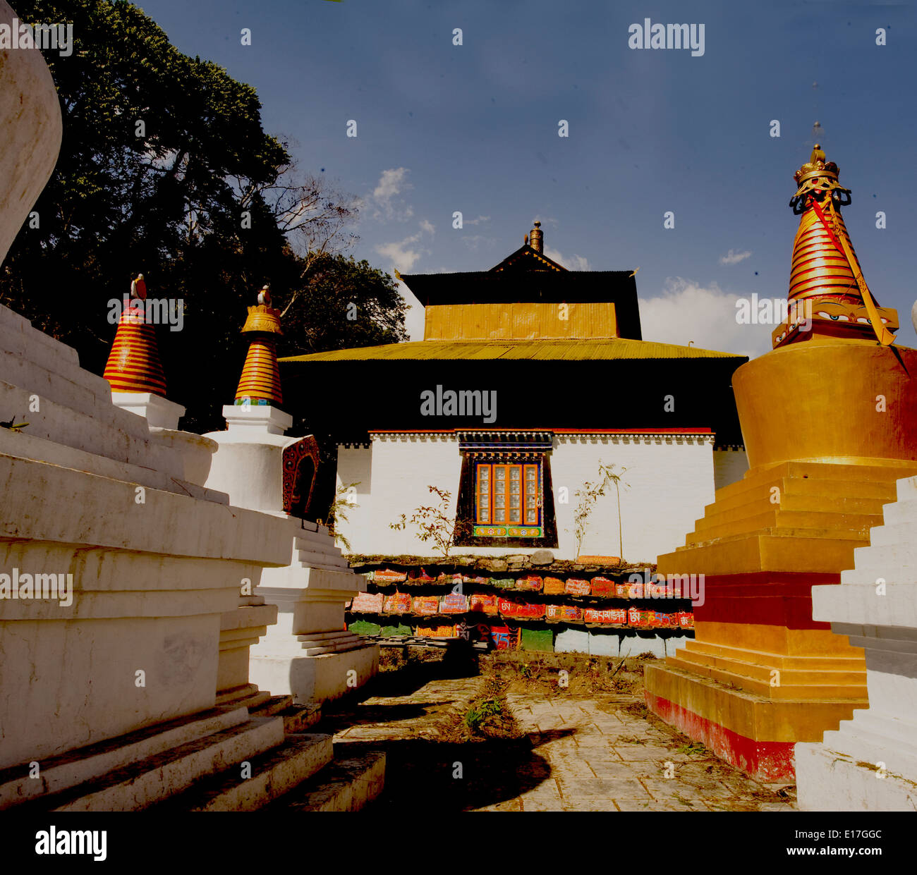 Stupas dans un monastère bouddhiste avec les reliques de lamas, Sikkim, Inde Banque D'Images