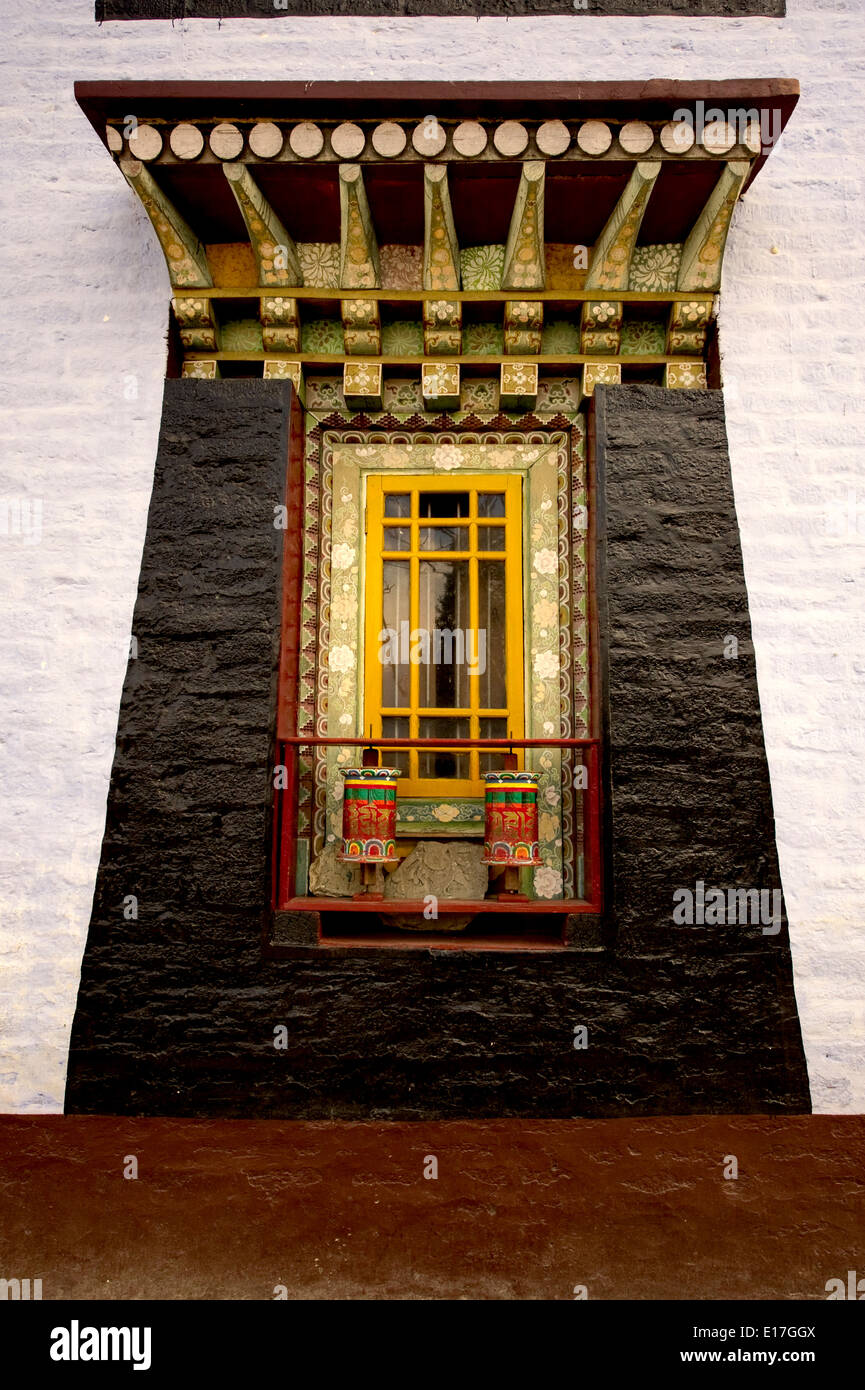 L'art dans l'architecture du monastère bouddhiste dans le Sikkim, Inde - fait main et peint windows Banque D'Images