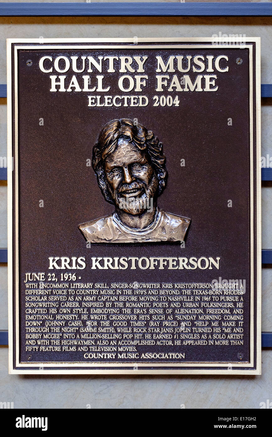 Une affiche de Kris Kristofferson entre un mur de plaques commémorant au temple de la Country Music Hall of Fame à Nashville Banque D'Images