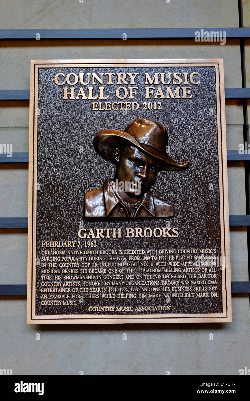 Une affiche de Garth Brooks entre un mur de plaques commémorant au temple de la Country Music Hall of Fame à Nashville, TN Banque D'Images