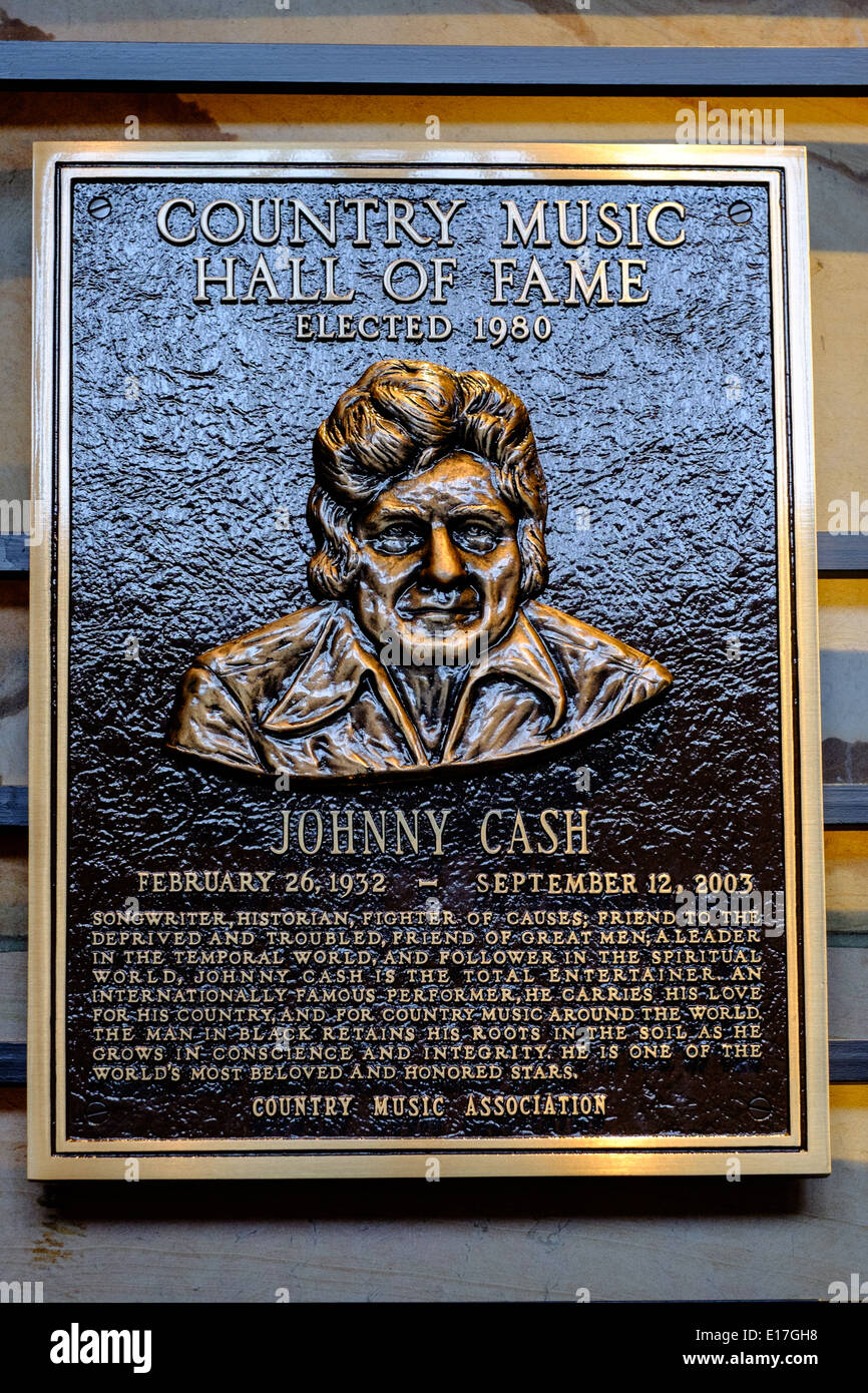 Une affiche de Johnny Cash entre un mur de plaques commémorant au temple de la Country Music Hall of Fame à Nashville, TN Banque D'Images