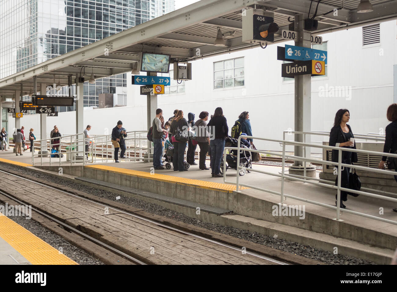 Les gens attendent patiemment sur les plates-formes à la gare Union de Toronto pour les trains de banlieue Banque D'Images
