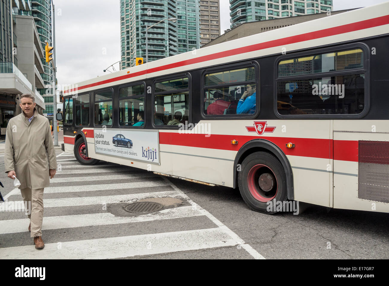 Des autobus TTC sur rue au centre-ville de Toronto avec personne en concordance Banque D'Images