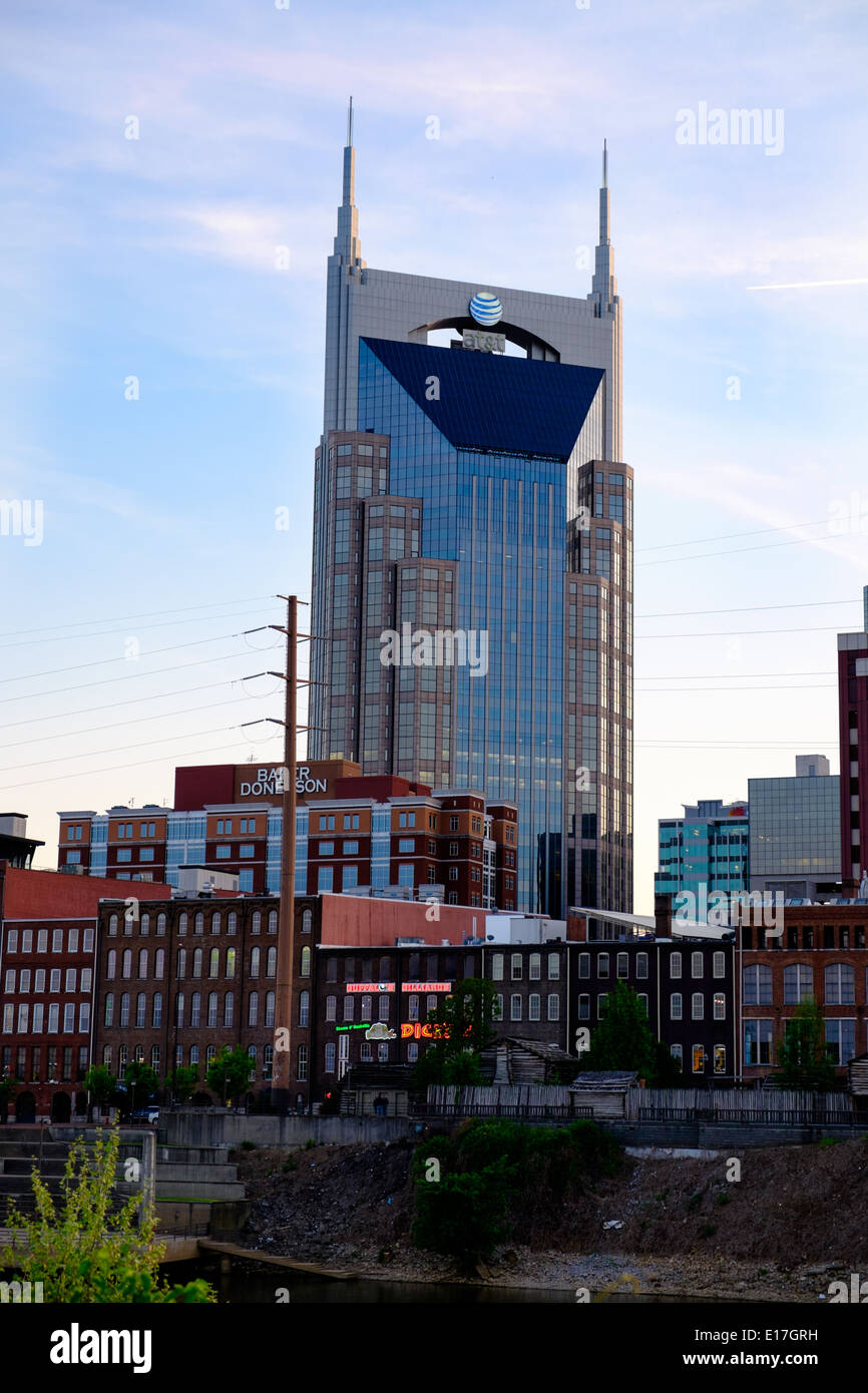 Le Nashville, Tennessee River Front le long de la rivière Cumberland avec AT&T le bâtiment de Batman à l'arrière-plan. Banque D'Images