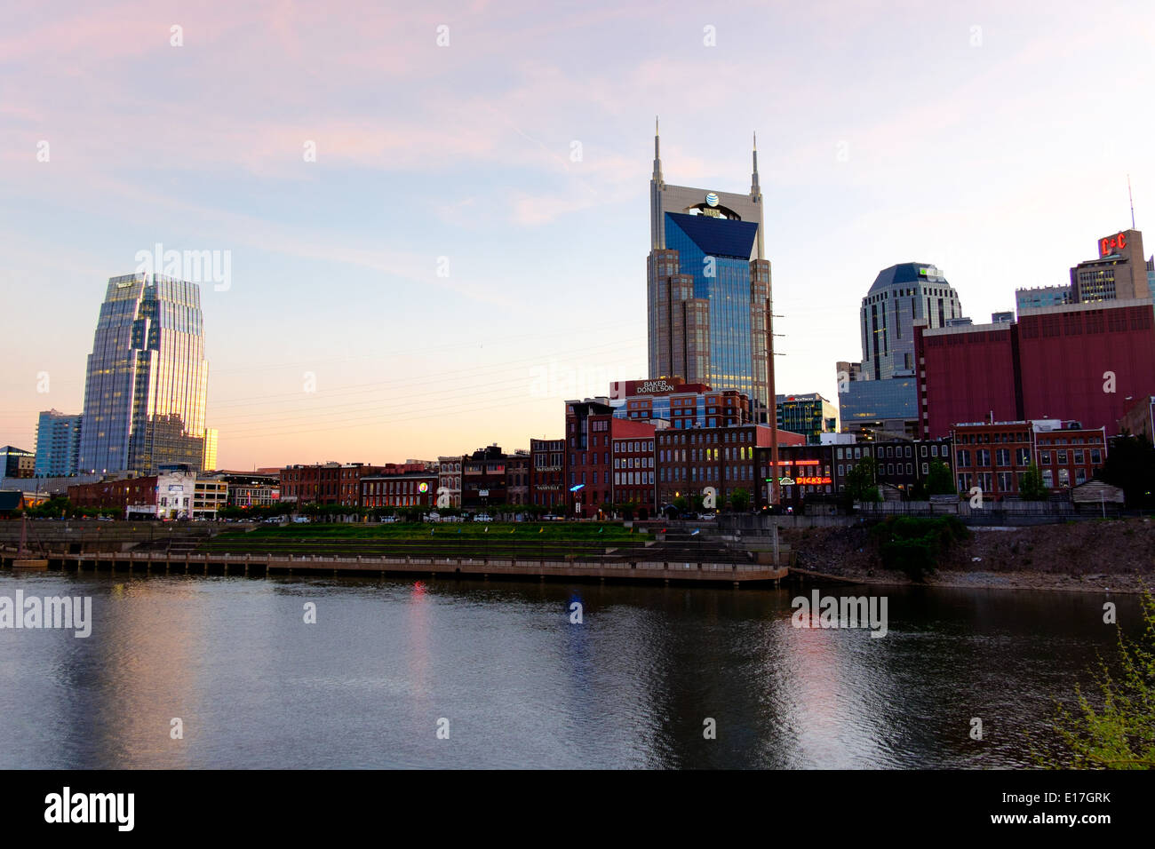 Le fleuve le long de la rivière Cumberland dans la ville de Nashville, Tennessee Banque D'Images