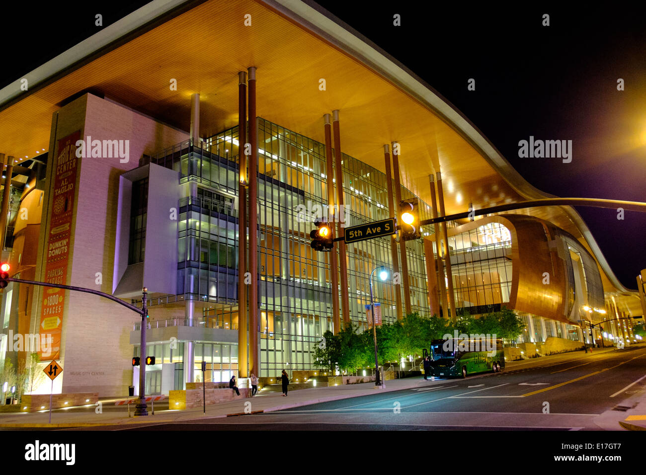 Le Music City Centre, Nashville, Tennessee, la nuit Banque D'Images