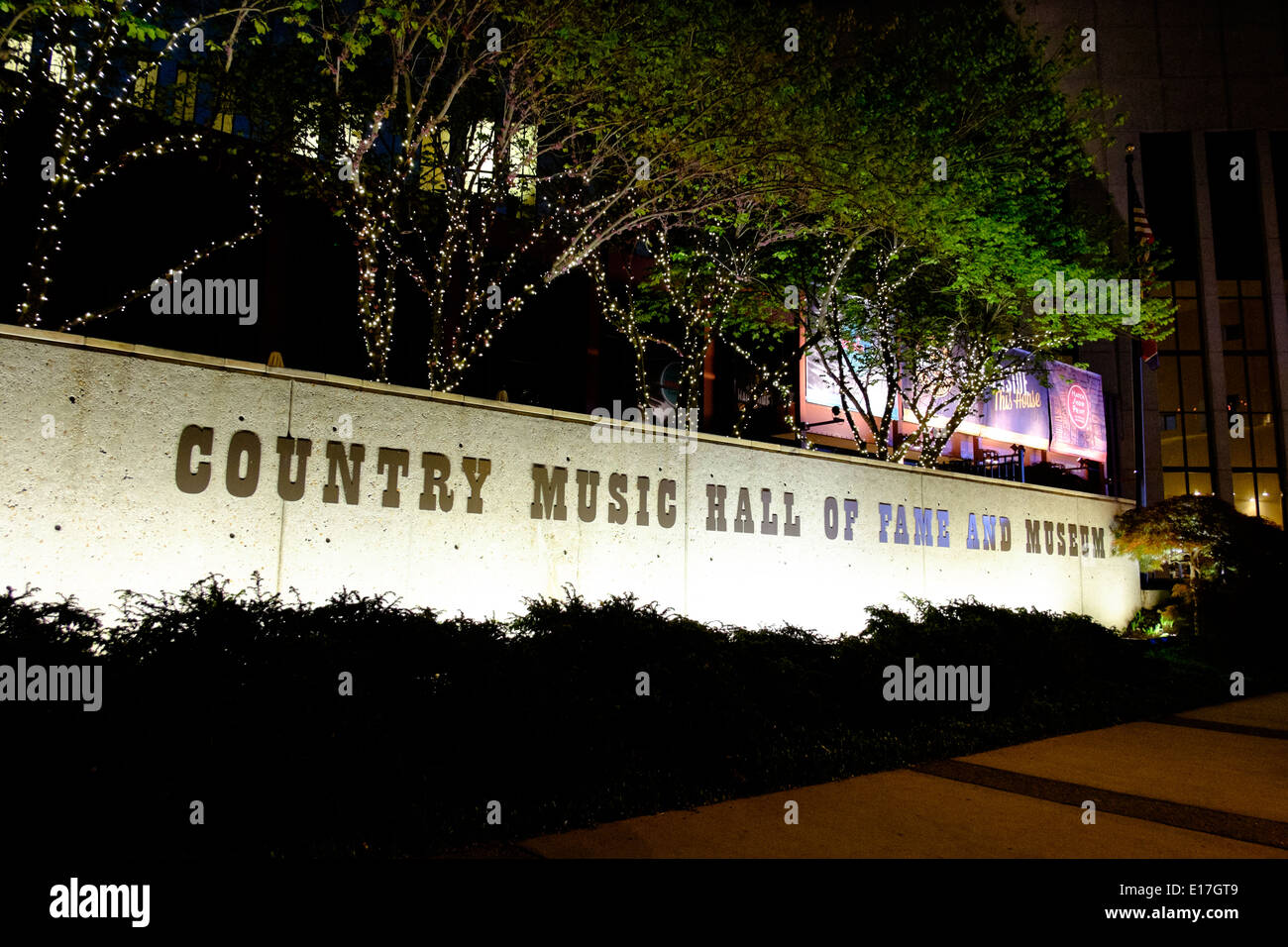 Le Country Music Hall of Fame à Nashville, Tennessee, la nuit Banque D'Images